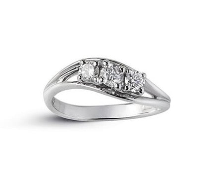 Alfieri & St. John anello trilogy con tre diamanti in oro bianco ad onda 027990031495