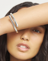 Bracciale UNOde50 rigido placcato in argento 925 con forme organiche intrecciate Ref. PUL2630