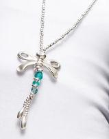 Collana UNOde50 lunga placcata argento sterling e libellula con cristalli artigianali verdi Ref. COL1963