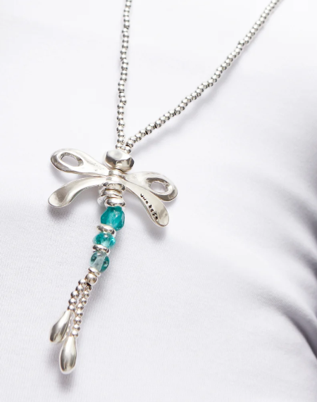 Collana UNOde50 lunga placcata argento sterling e libellula con cristalli artigianali verdi Ref. COL1963
