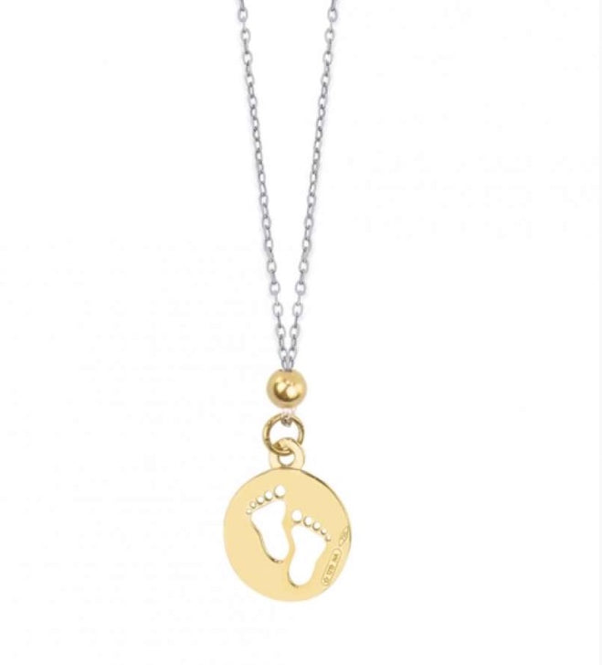Collana in oro bianco con ciondolo tondo e incisione di piedini in oro giallo OCM10